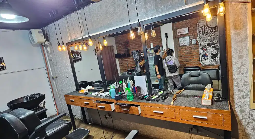 Dijual 1 set meja dan kaca barbershop (nego)