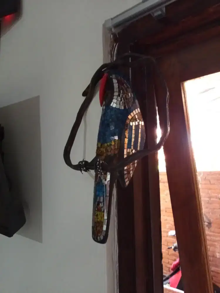 hiasan antik kakatua raja