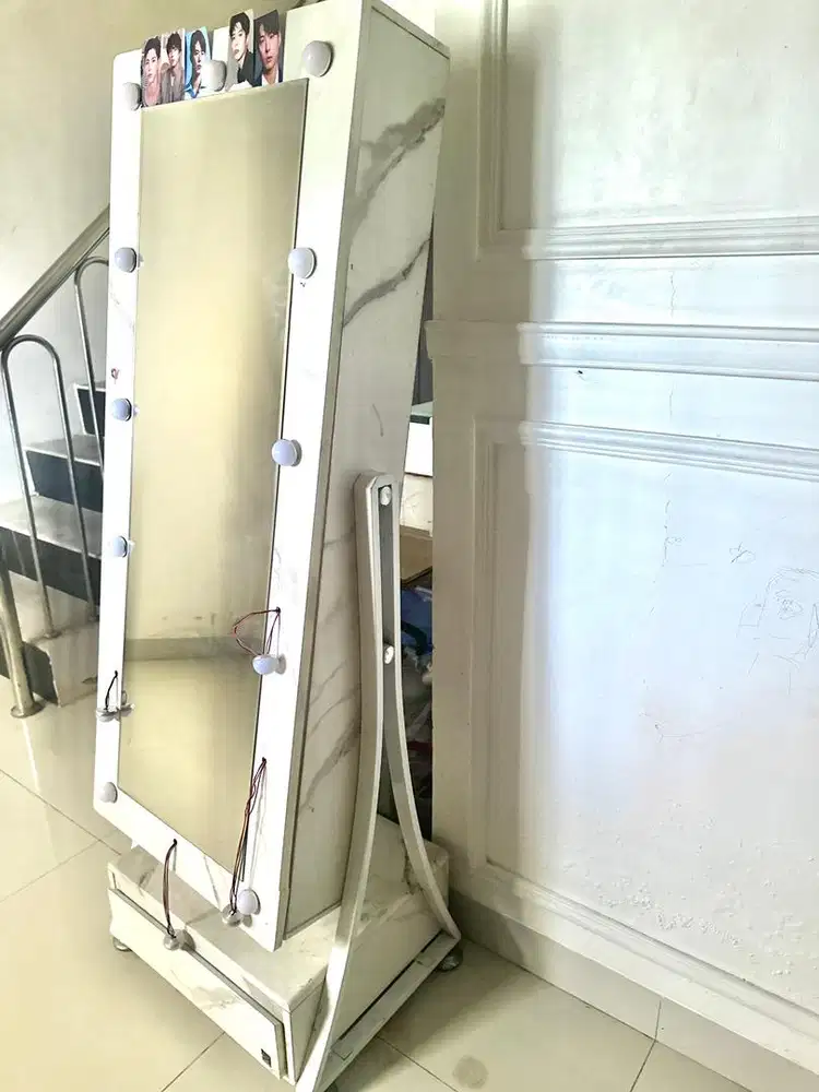 Meja kaca rias make up busana