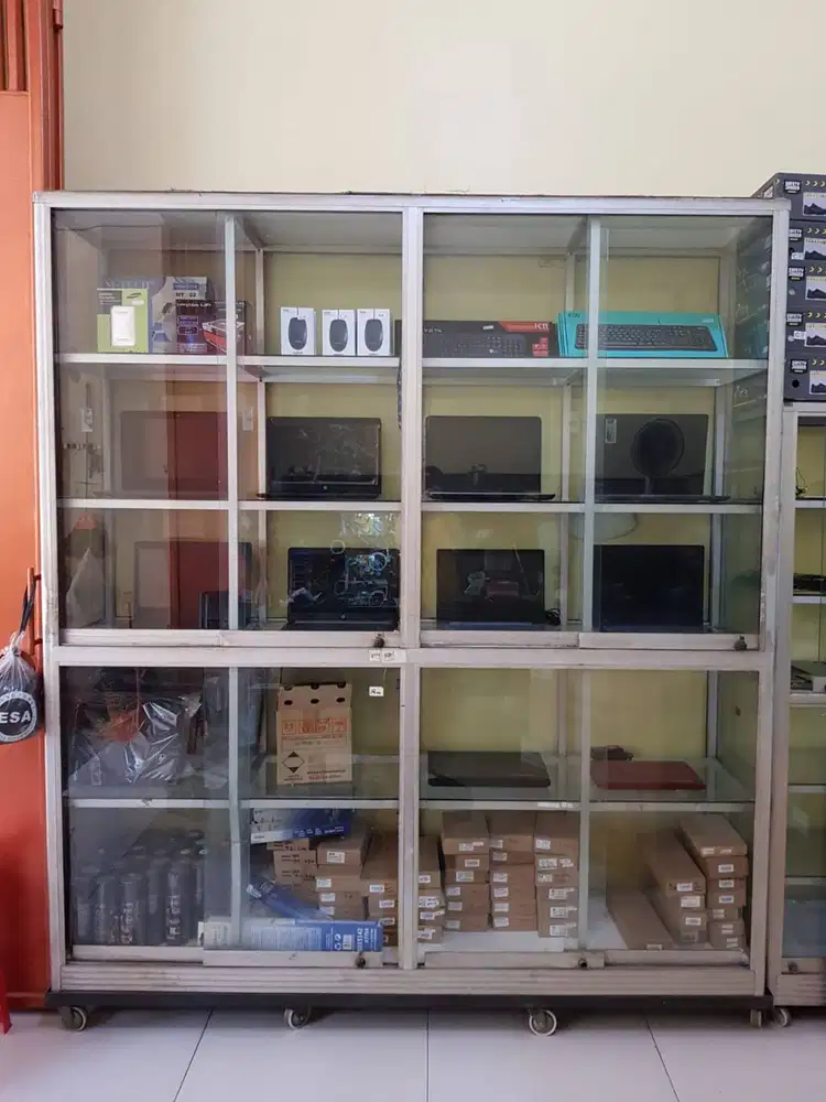 Etalase Kaca untuk Pajangan + Tatakan Roda Besi