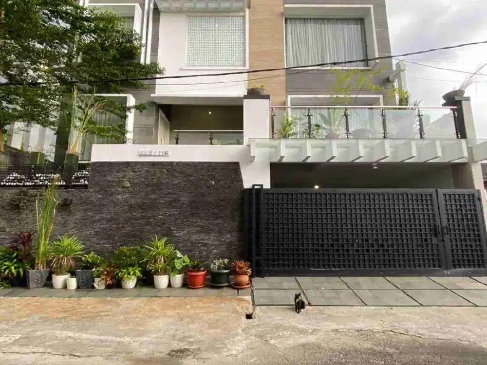 Rumah Dengan Private Swimming Pool Di Billymoon Jakarta Timur