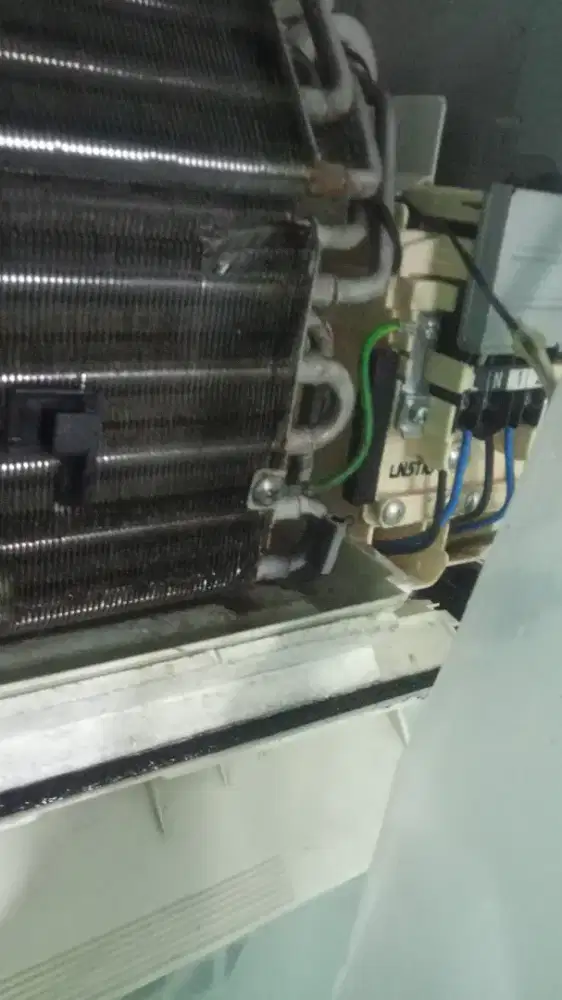 Perbaikan AC netes isi preon dll