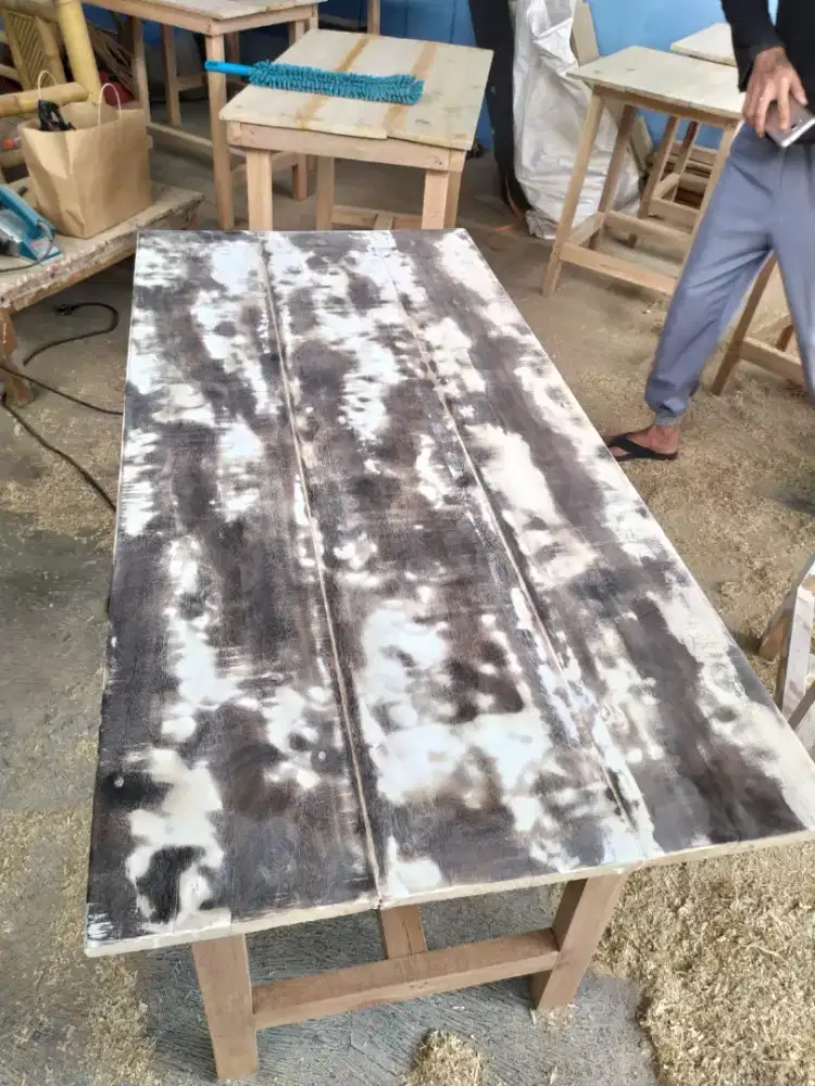 Meja kayu besar dan kecil