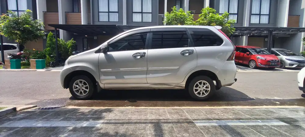 Daihatsu Xenia 1.0 M Deluxe 2013 Bensin - M/T Silver