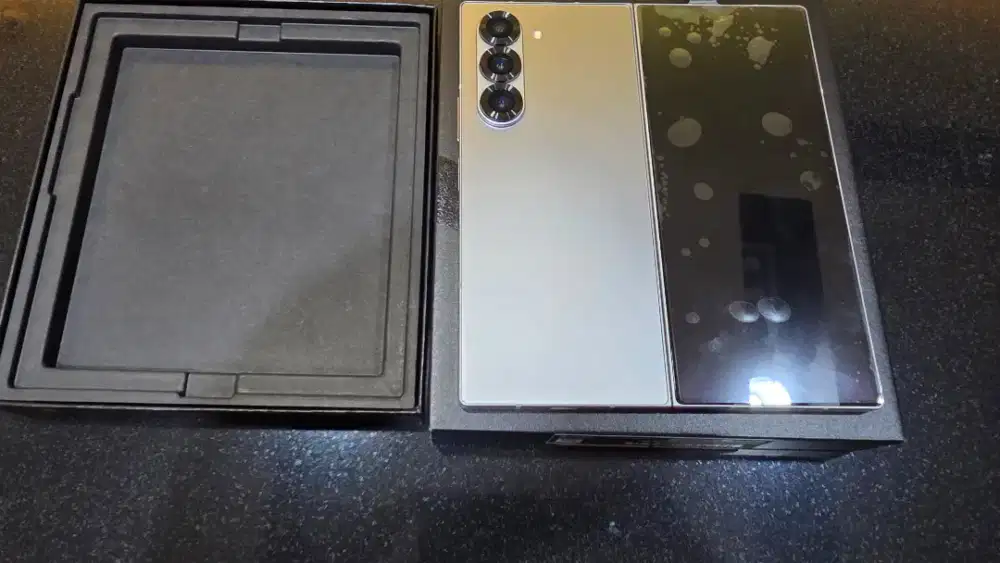 Dijual samsung Z Fold 6 silver 12Gb/256Gb