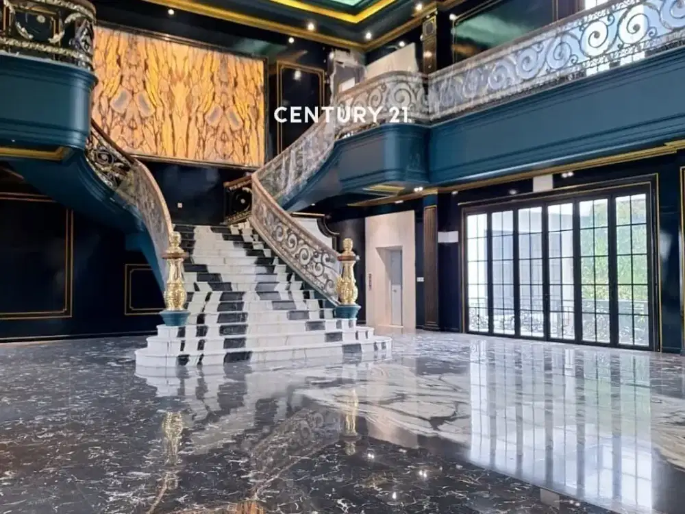 Dijual Rumah luas dan mewah sedang finishing, posisi di hook, akses jalan lebar, strategis di Pondok Indah Jakarta Selatan