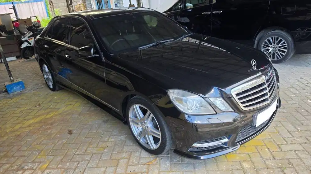 Mercedes Benz E300 Avant Garde AT Tahun 2012