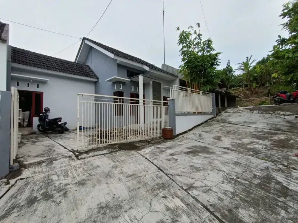 DIJUAL RUMAH SIAP HUNI LOKASI STRATEGIS DI BALECATUR, GAMPING SLEMAN JL WATES KM 7 DEKAT KAMPUS UMY