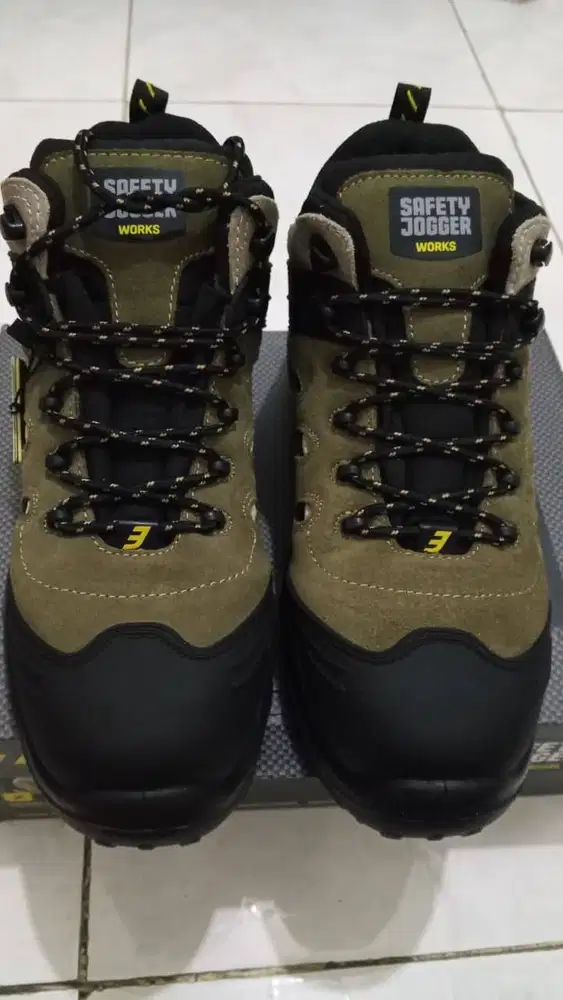 Sepatu safety Jogger