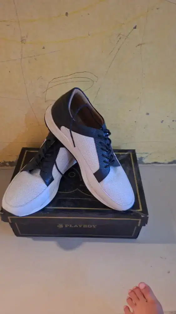 Sepatu playboy hitam putih