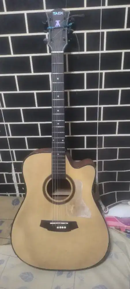 Gitar akustik bekas