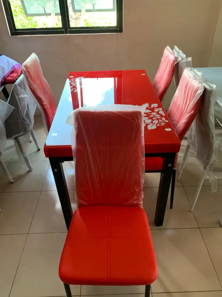 MEJA MAKAN K4 PEVITA MERAH
