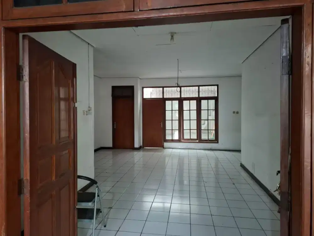 Rumah Strategis Jalan Utama di Antapani Dekat Pratista