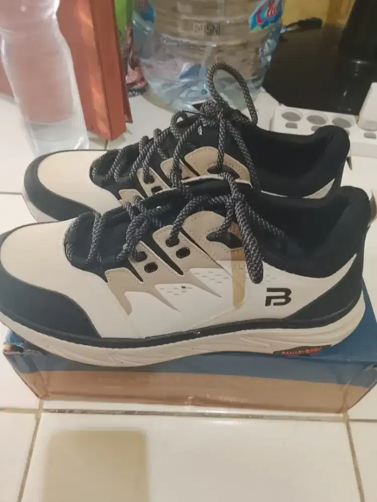 Sepatu olahraga dijual edisi pindahan