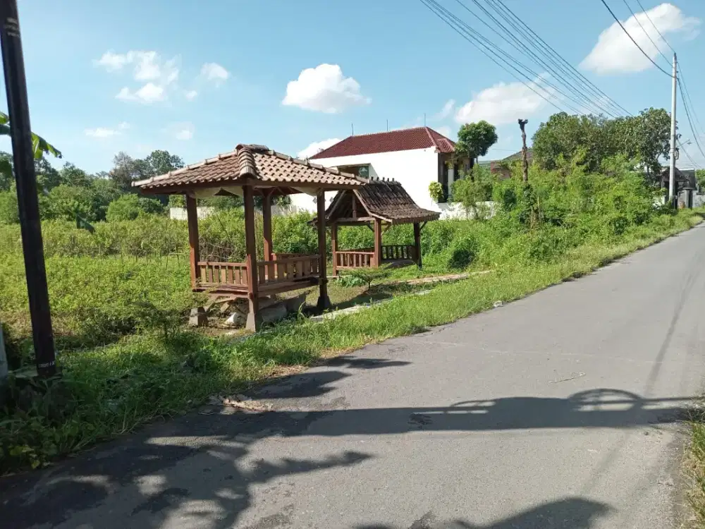 Tanah di selatan kampus UGM RS UGM dalam Ringroad Jalan baturan Raya