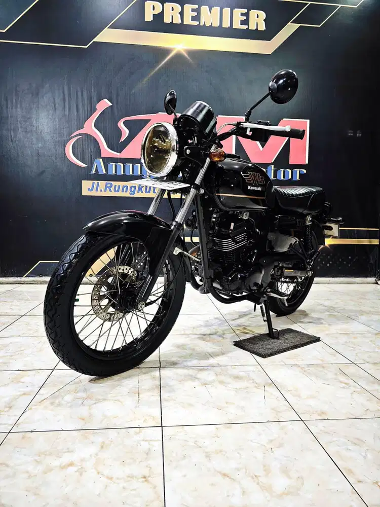 Super glowing Kawasaki W175 SE Black style TH 2023 cakep