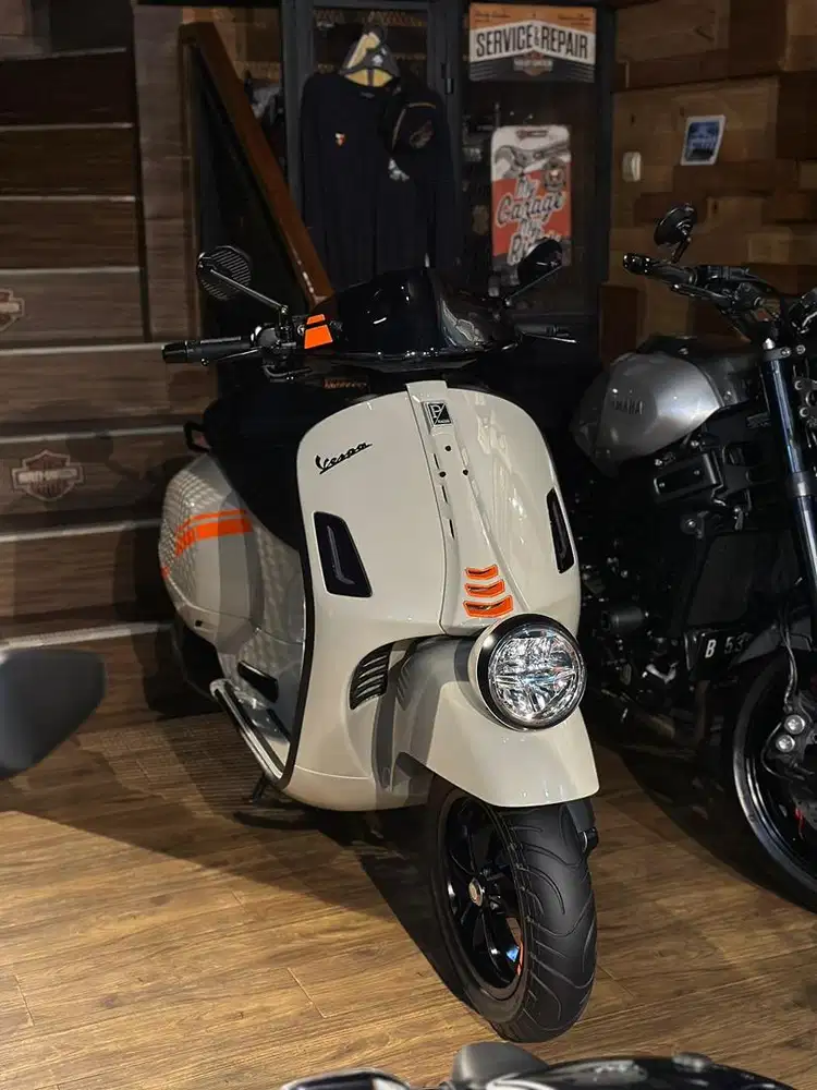 Vespa GTV HPE 300 Limited 2024 Full acc like new low odo mulus