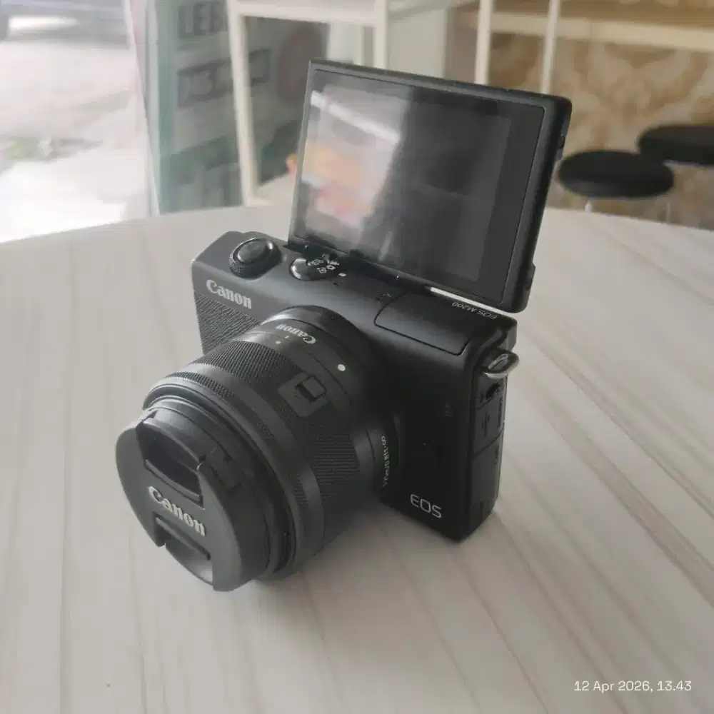 KAMERA MIRRORLESS CANON EOS M200 + LENSA KIT MULUS NO MINUS SIAP PAKAI