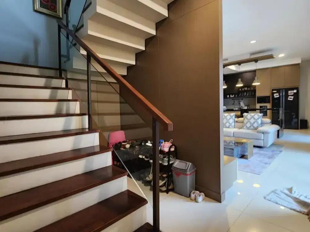 Dijual Rumah Mewah 2 lt Full Furnished bergaya  Modern Tropis, suasana villa Bali, Cozy, Cool dan Qualitas terbaik di Pondok labu Jakarta Selatan