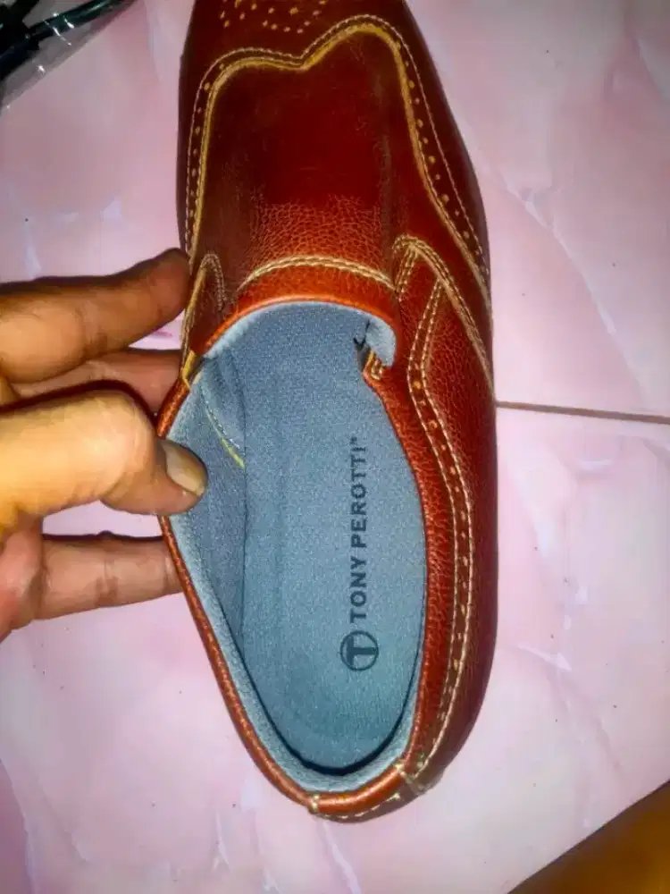Sepatu Tony Perotti