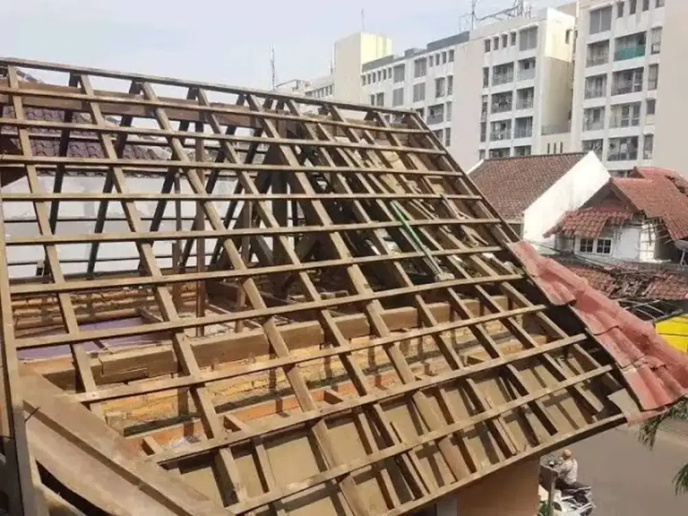 Bongkar atap lama dan pemasangan baja ringan