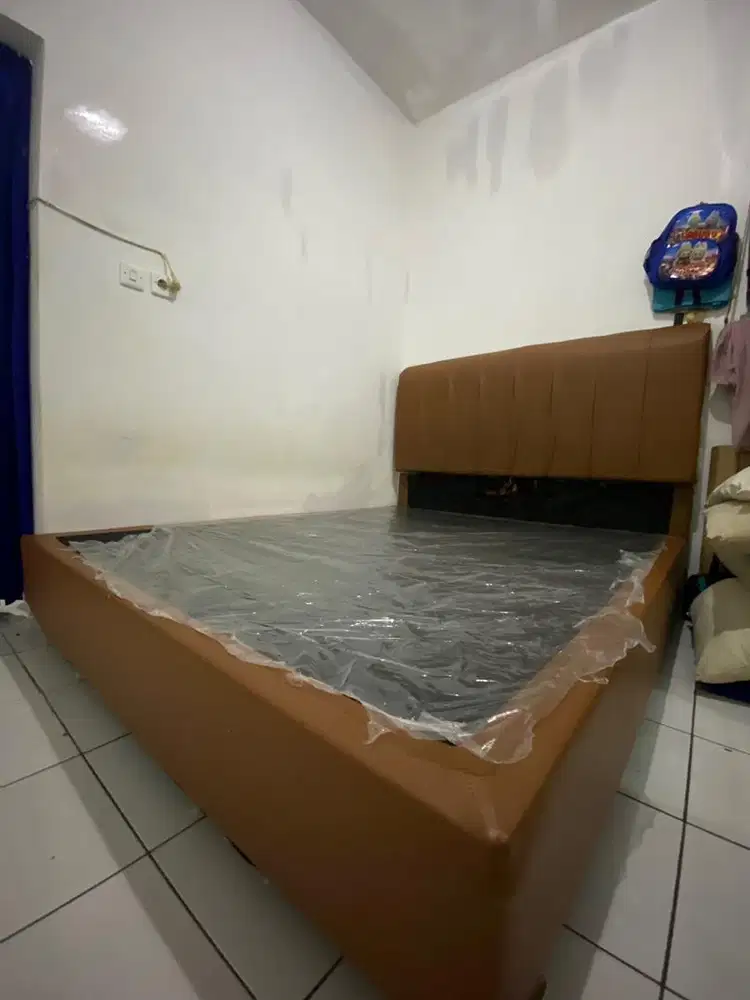 Divan Kasur Queen - Kondisi Bagus & Siap Pakai