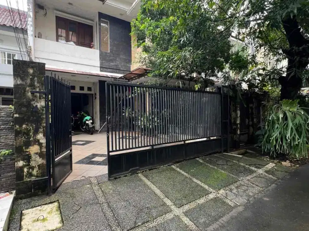 Rumah Asri One Gate di Kebayoran Baru, Jaksel – 5 KT, Depan Taman, Lingkungan Tenang!