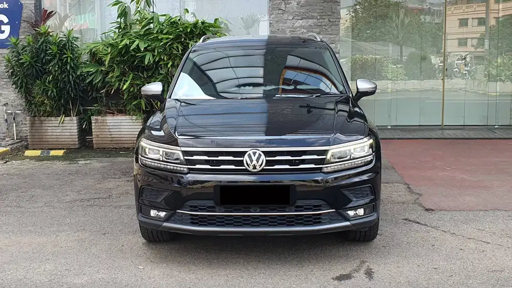 Volkswagen VW Tiguan Allspace 1.4 TSI AT Hitam 2023 NIK 2022 Like New