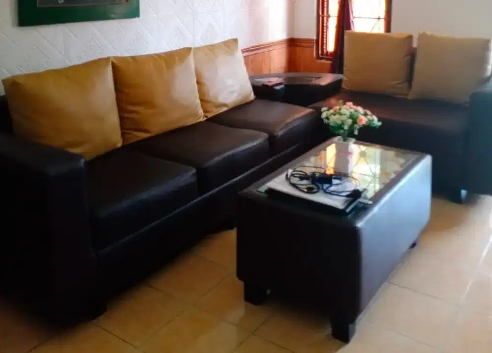 Dijual Sofa 3 Seater dan 2 Seater + Meja 2 kondisi bagus