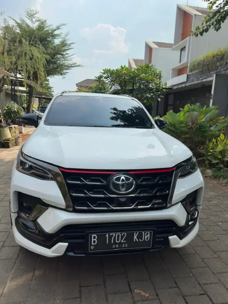 Toyota Fortuner 2.4 VRZ TRD AT 4x2 Facelift Putih 2021