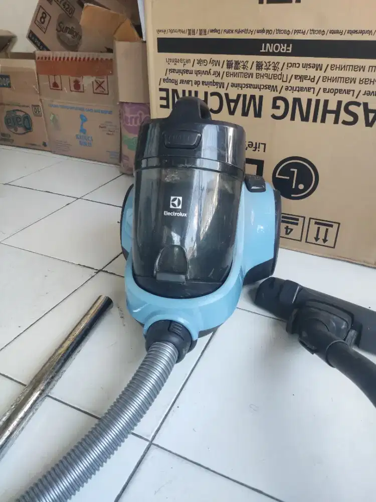 Penyedot Debu atau Vacuum Cleaner Electrolux Ease C4