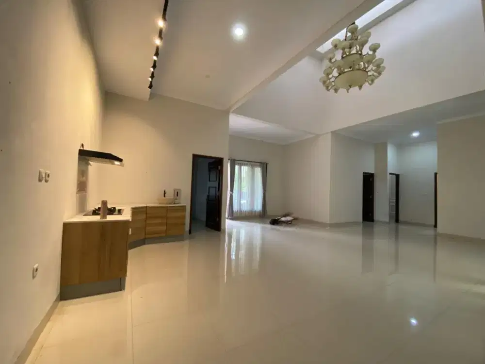 Di Jual Rumah Luas Super Strategis dekat Pakuwon Mall & Kampus UPN Jogja