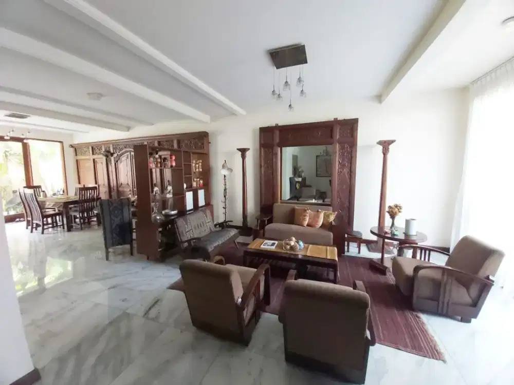 Rumah Luas Dgn Pool Berlokasi Strategis dan Akses Mudah di Kemang Selatan