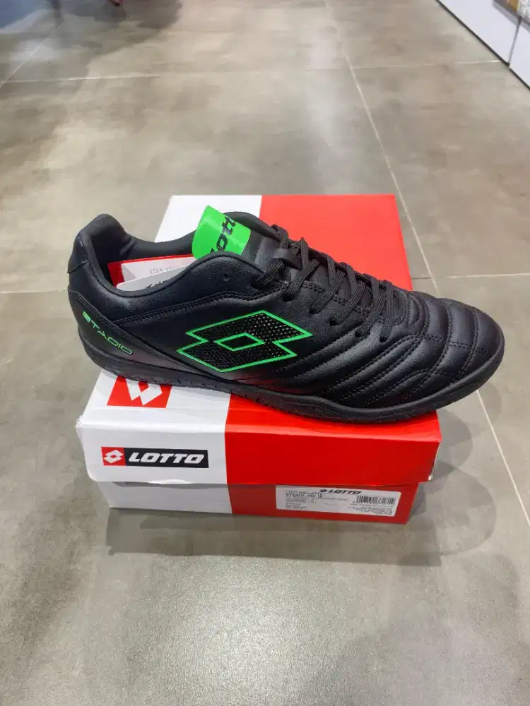 Sepatu futsal LOTTO