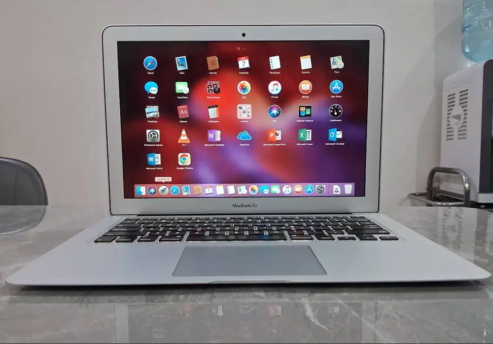Laptop MacBook Air 13 Core i5 4GB 200GB Mulus TANPA Dent Normal Garans