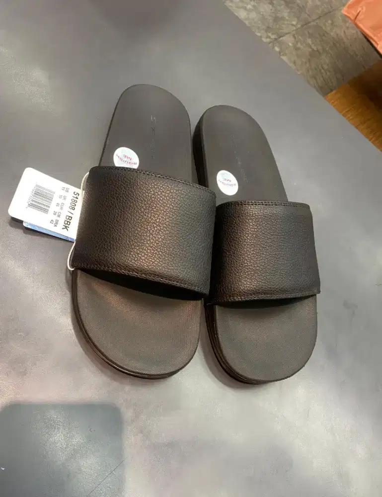 Sendal skecher warna hitam polos