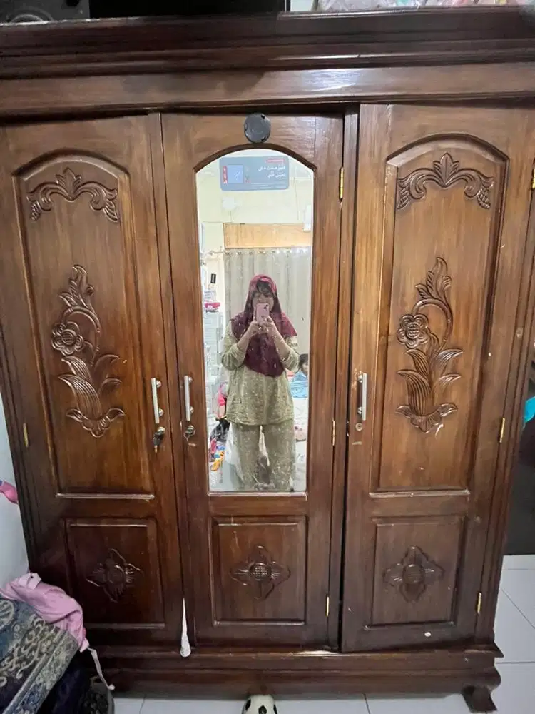 LEMARI PAKAIAN KAYU JATI 3 PINTU