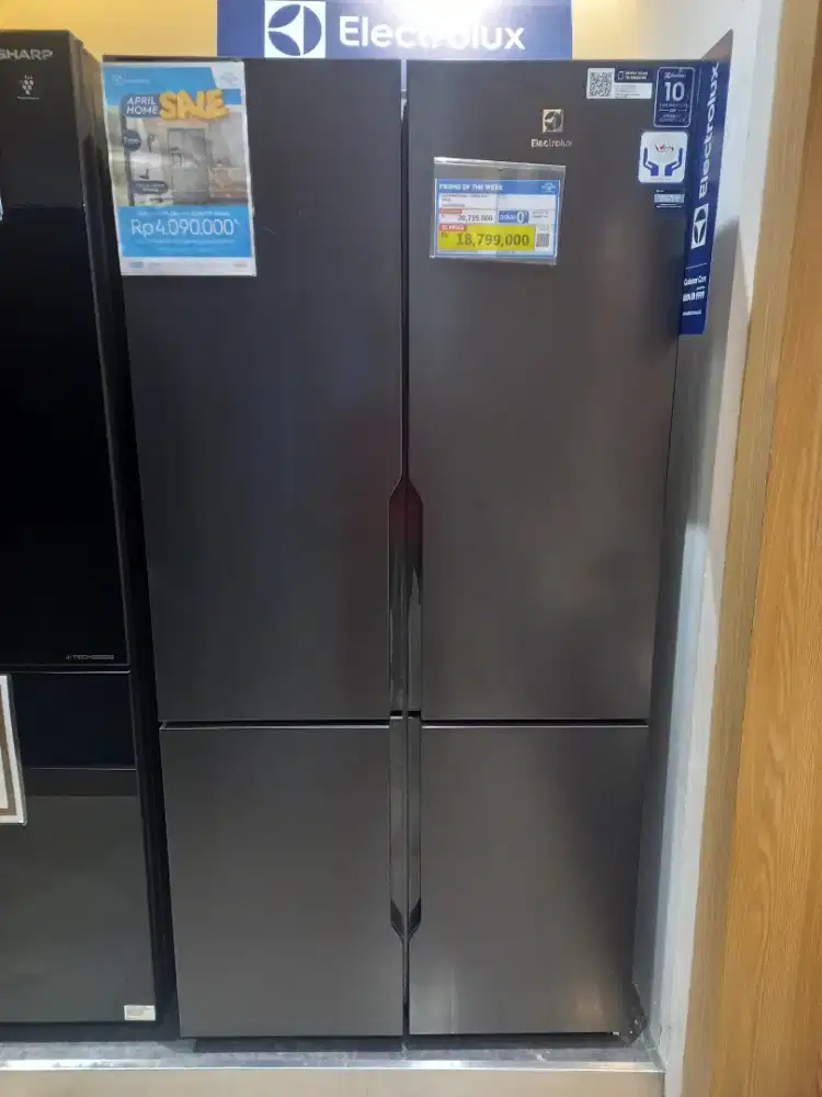 ELECTROLUX REFRI 4 DOOR 640 LITER BLACK