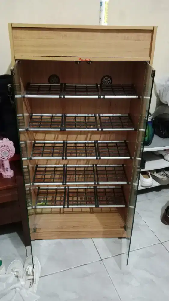 Di jual Rak Sepatu Bahan kayu masih bagus