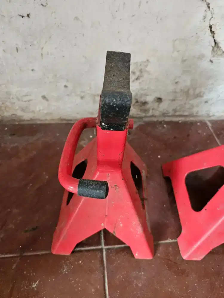 Dongkrak penyangga mobil 2 buah