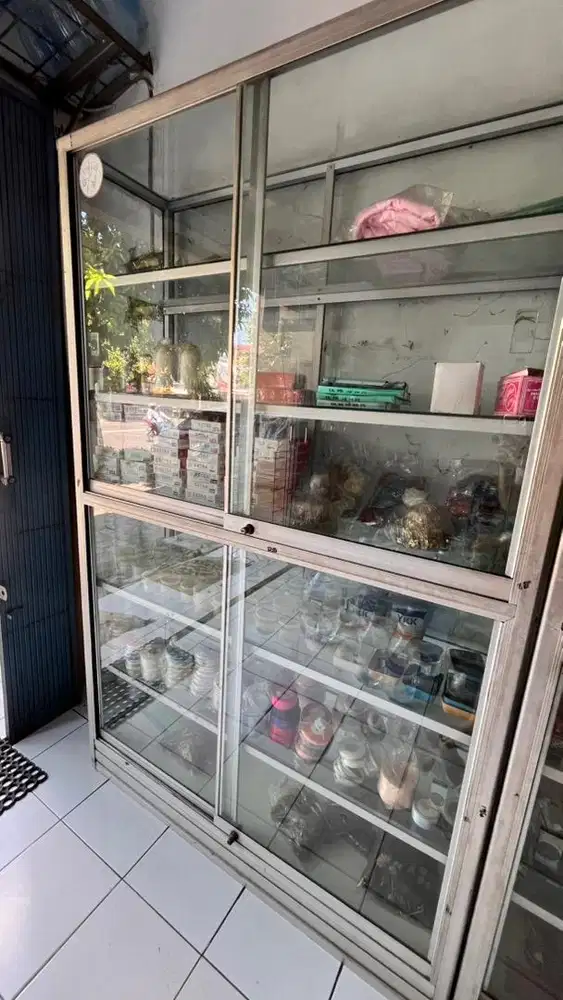 Etalase Kaca Tingkat