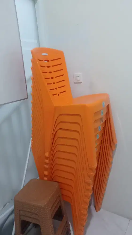 Kursi plastik sandaran