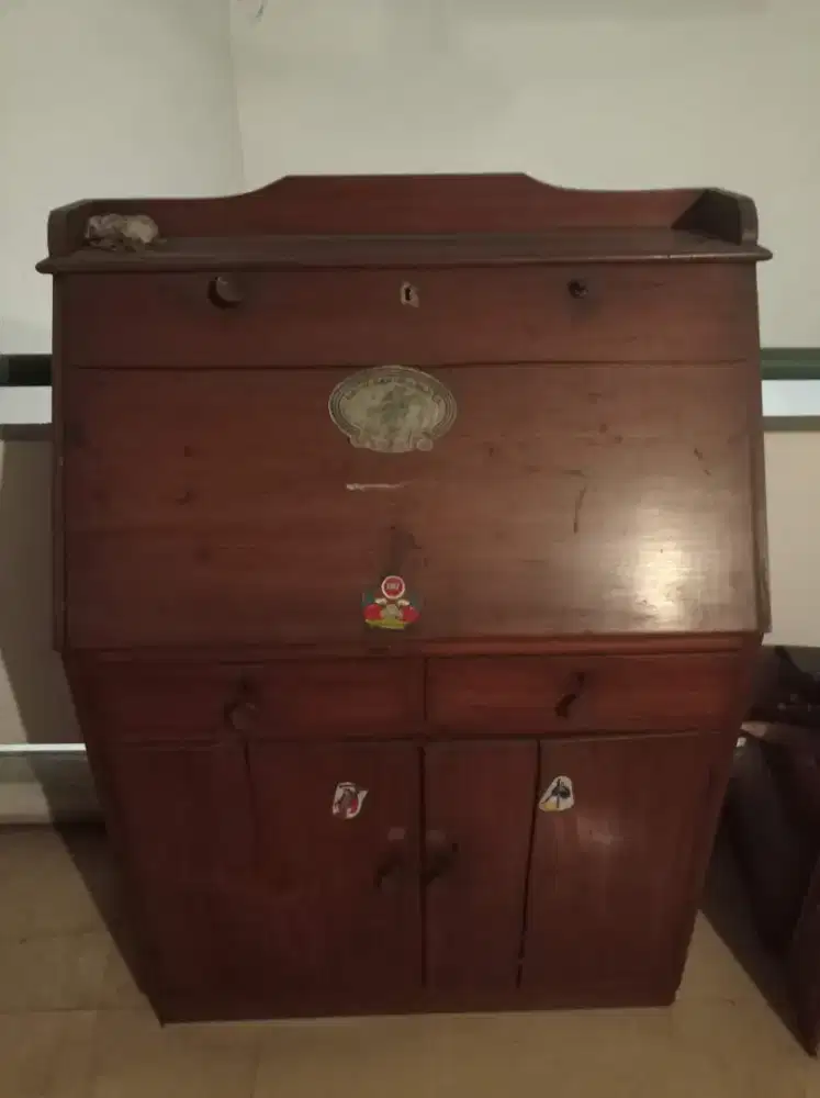 Lemari antik vintage