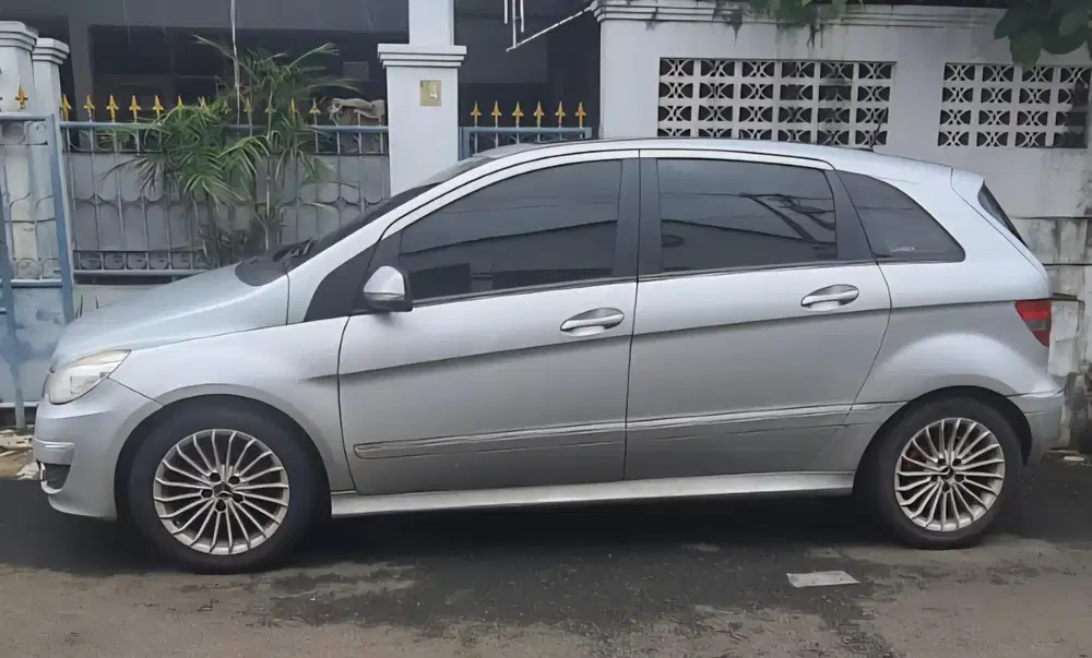 Mercedes-Benz B180 2011 Bensin