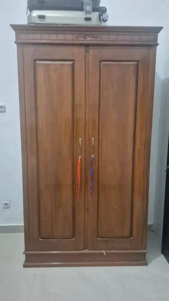 Lemari pakaian Jati