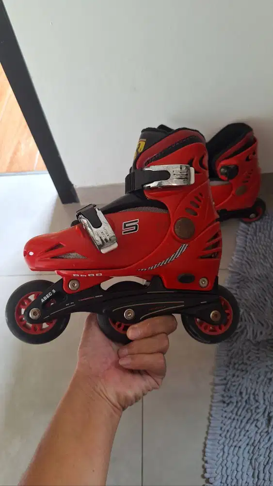 Sepatu roda anak ferrari 3roda abec 5 bekas
