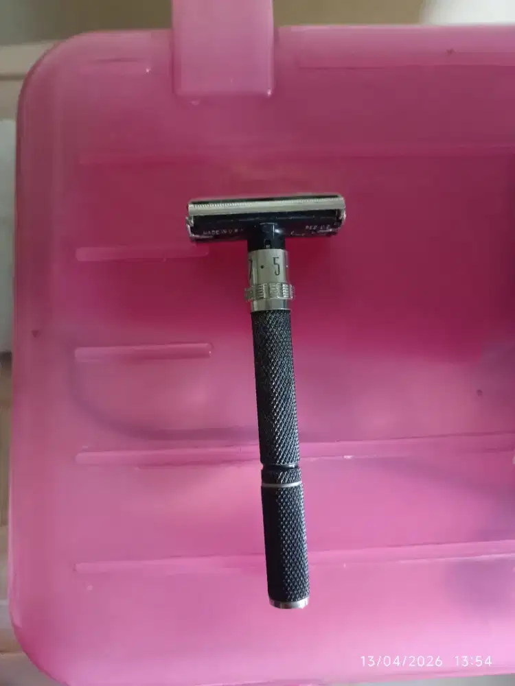 Alat cukur kumis jadul