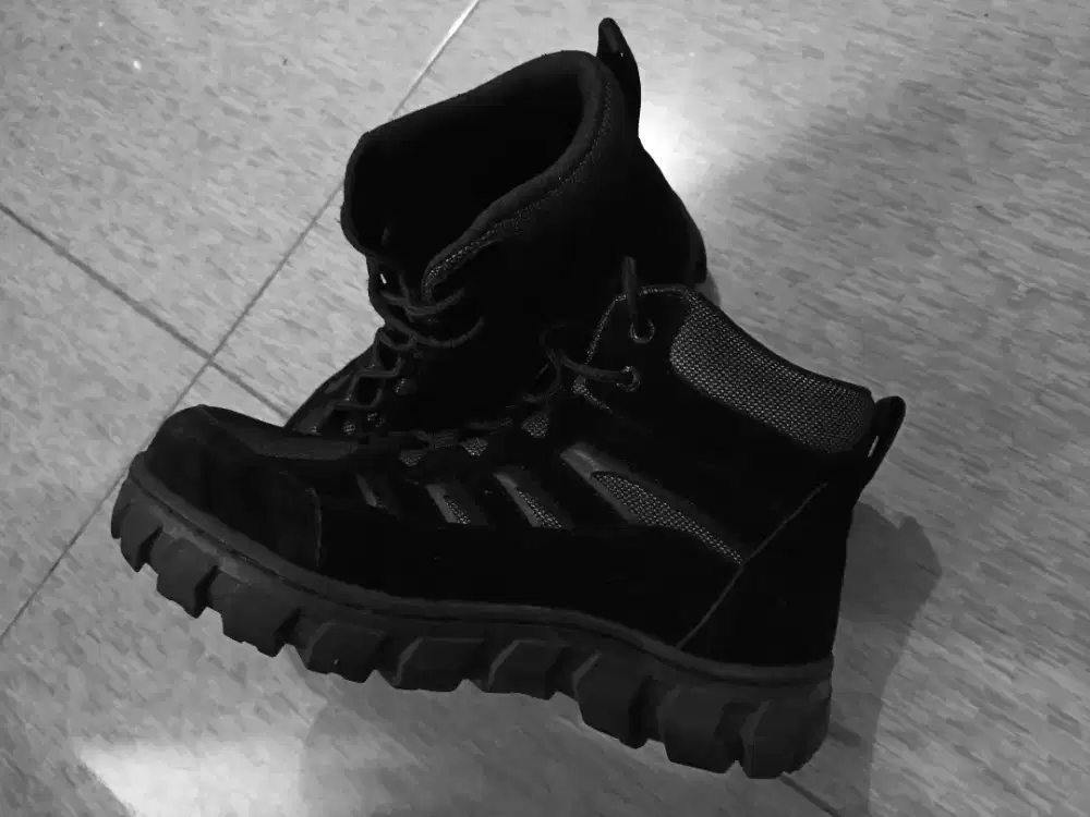 Sepatu safety pria