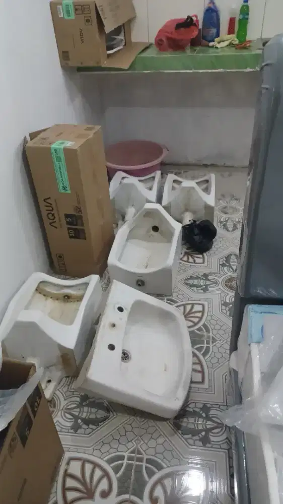 Urinoir dan wastafel bekas merk toto