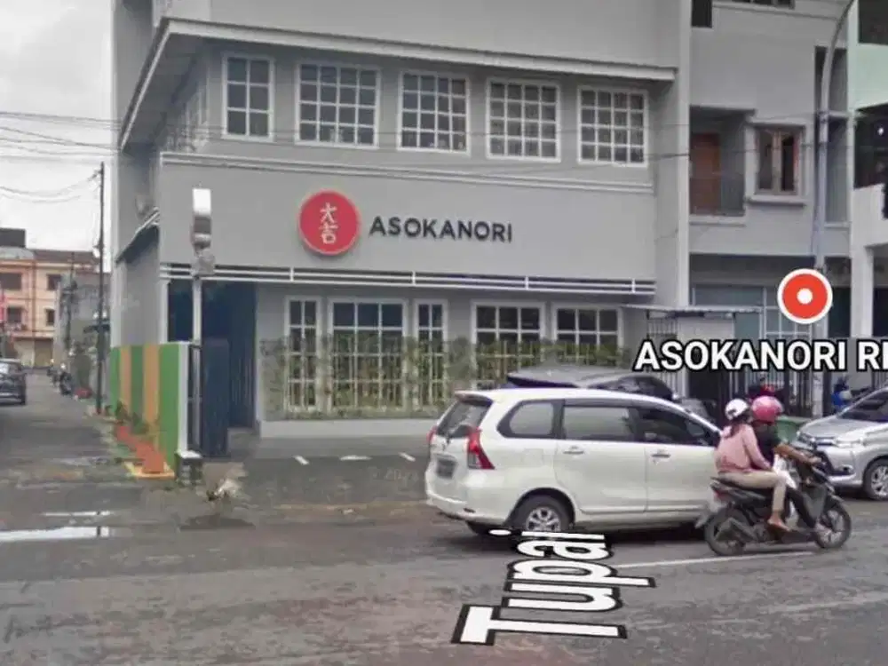 RUMAH CAFE TIGA LANTAI DI JLN TUPAI